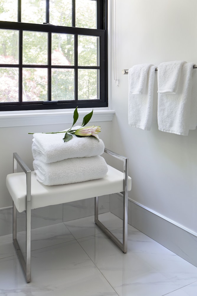 Guest Room, King Bed