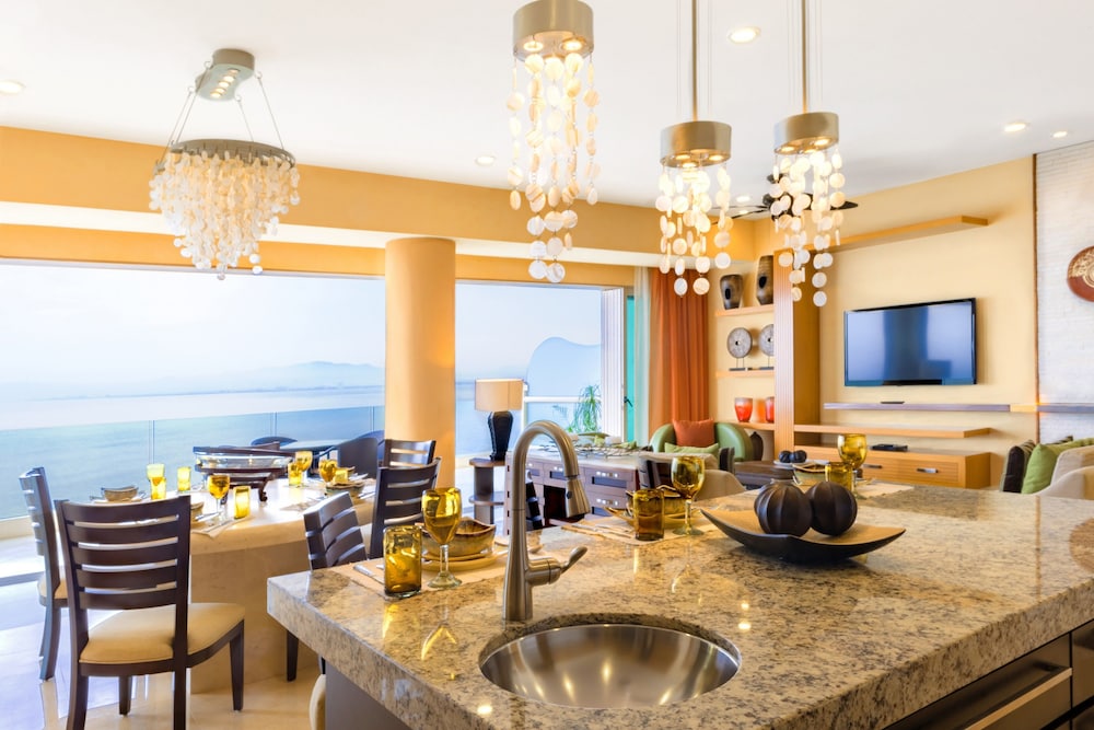 Garza Blanca Residences 64/74