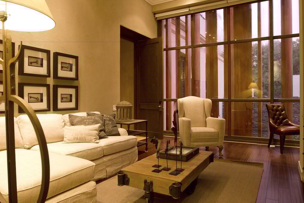 Bastion Luxury Hotel 55/75