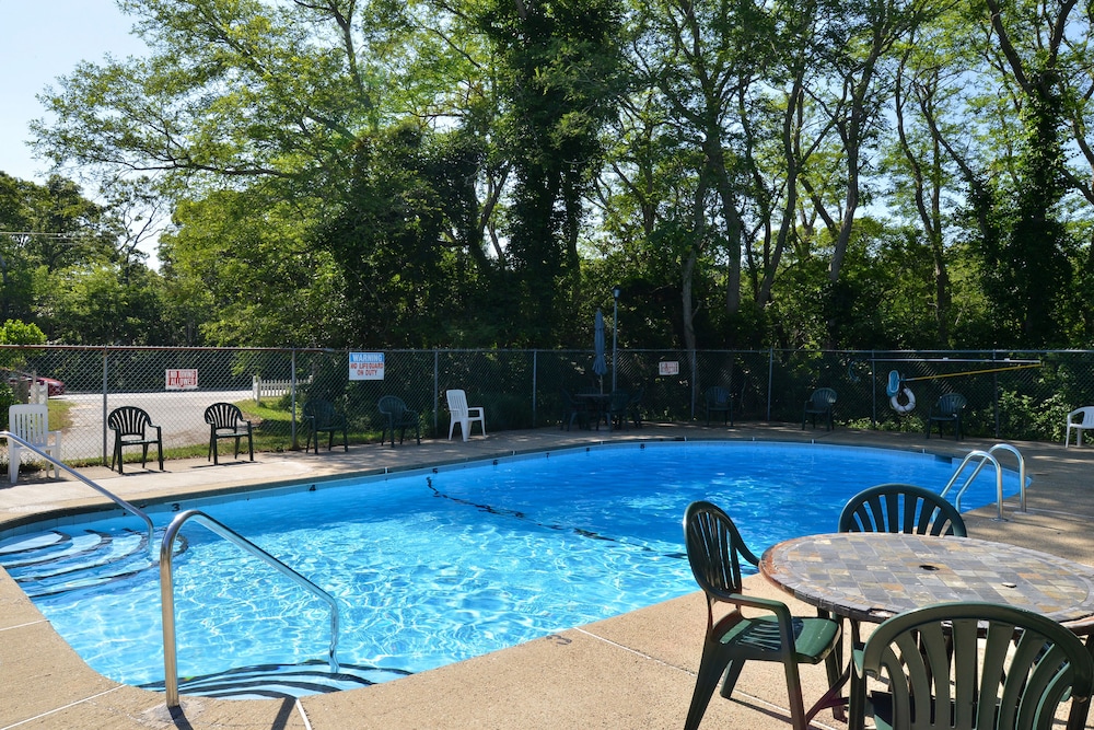 Captains Quarters Motel Conference Center 51/56