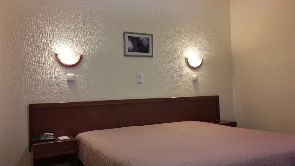 ROOM, DOUBLE OR TWIN BED