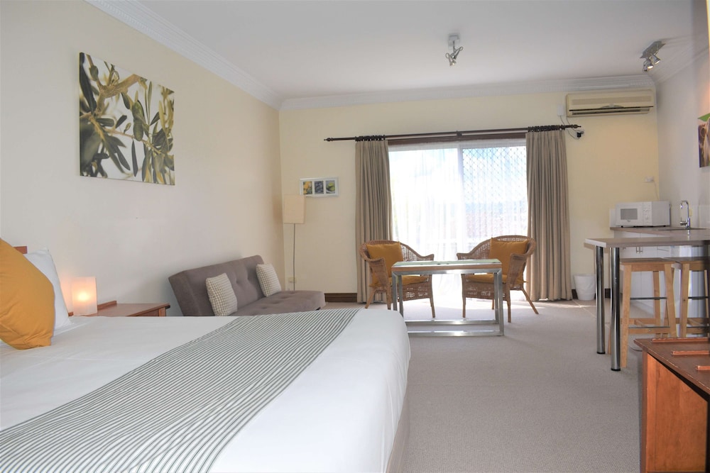 The Henry Parkes Tenterfield Ex Best Western 23/46