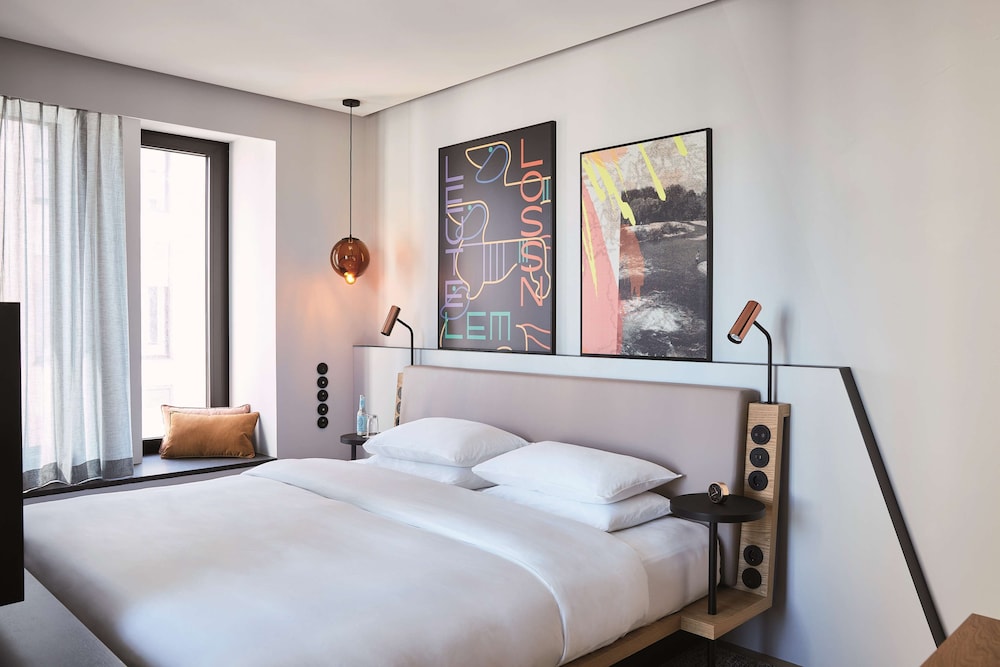 Deluxe, King Bed