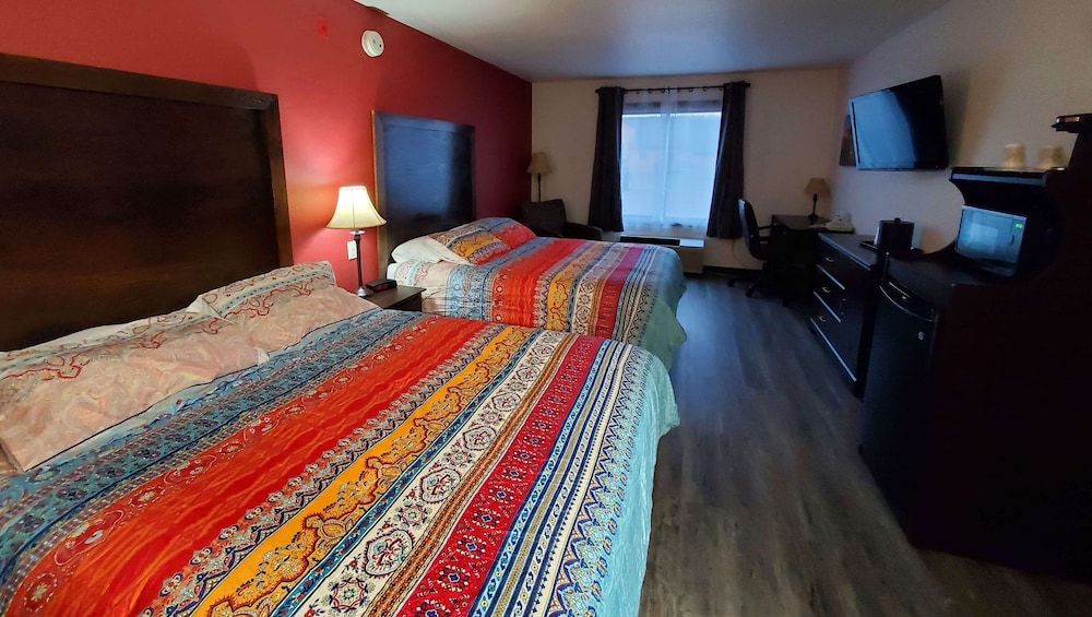 جناح بسريرين كوين مع أريكة يُسمح فيها بالحيوانات الأليفة، Jasper Ridge Inn Ishpeming 2/3