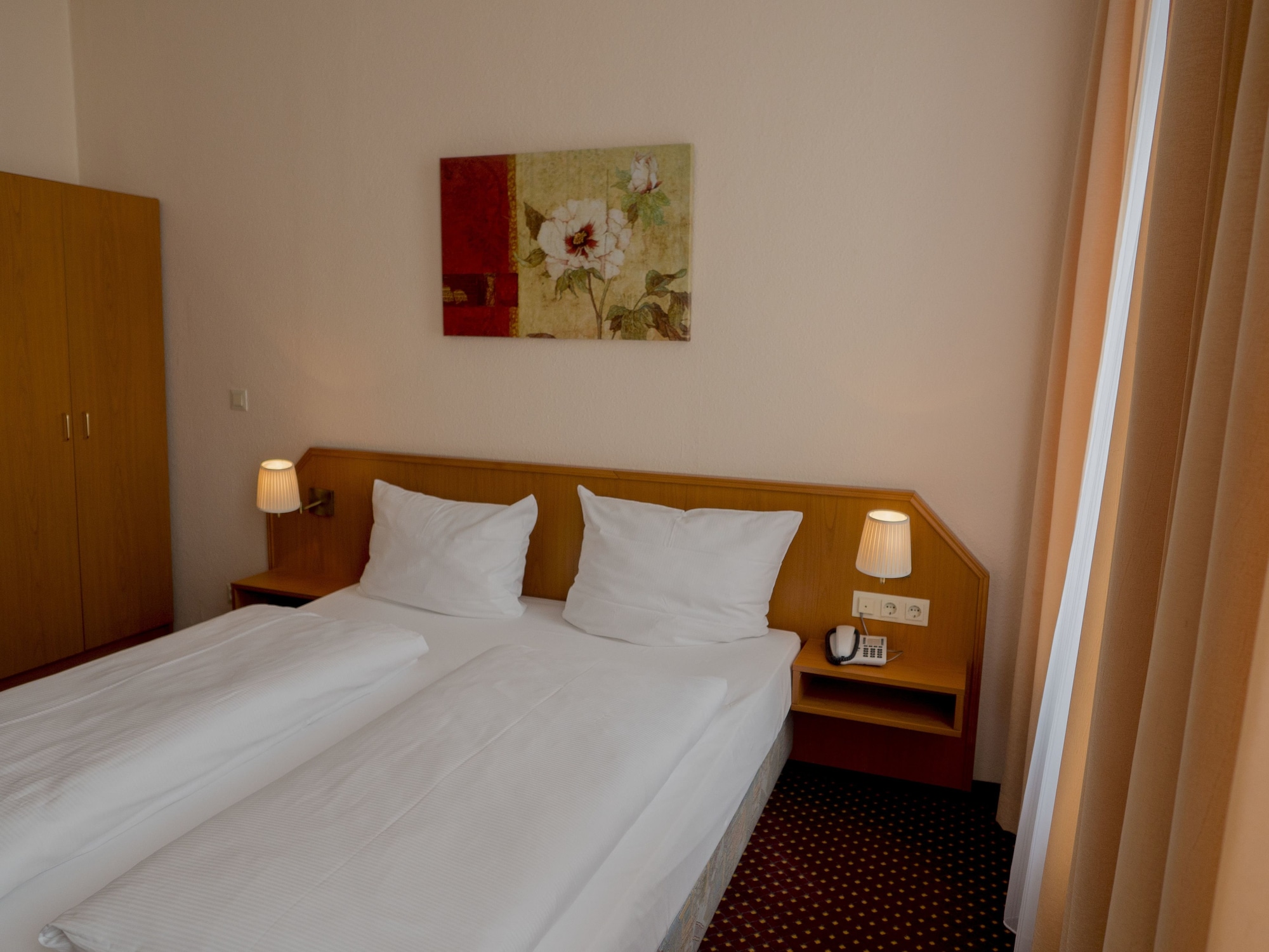 ROOM, DOUBLE BED