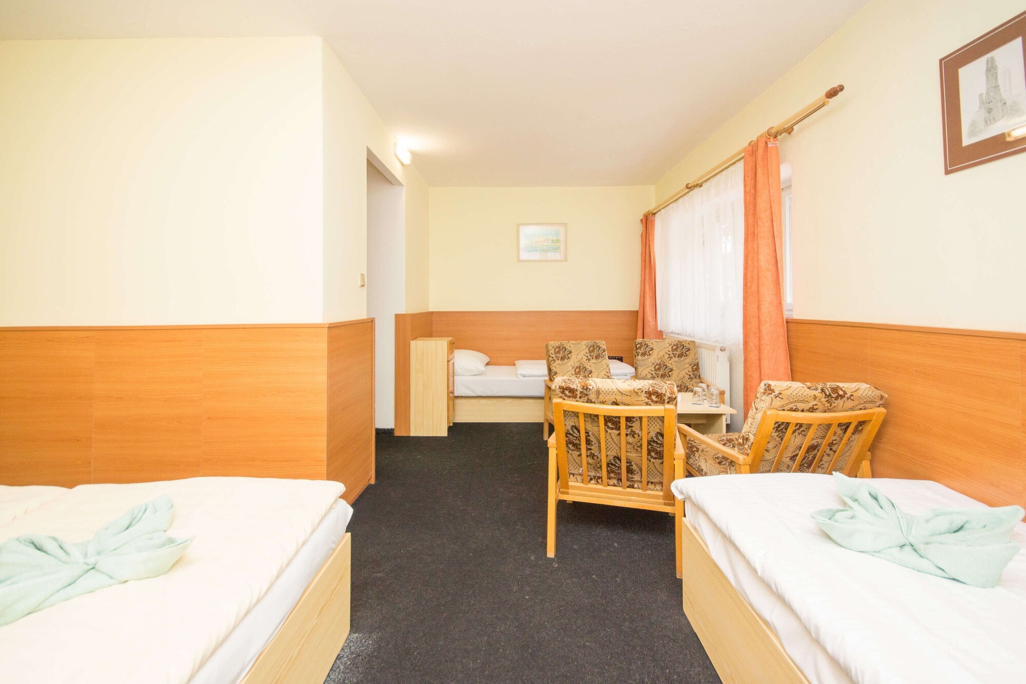 غرفة قياسية رباعية بسرير مزدوج وسريرين منفصلين، Sport Resort Hotel Gejzirpark 4/6