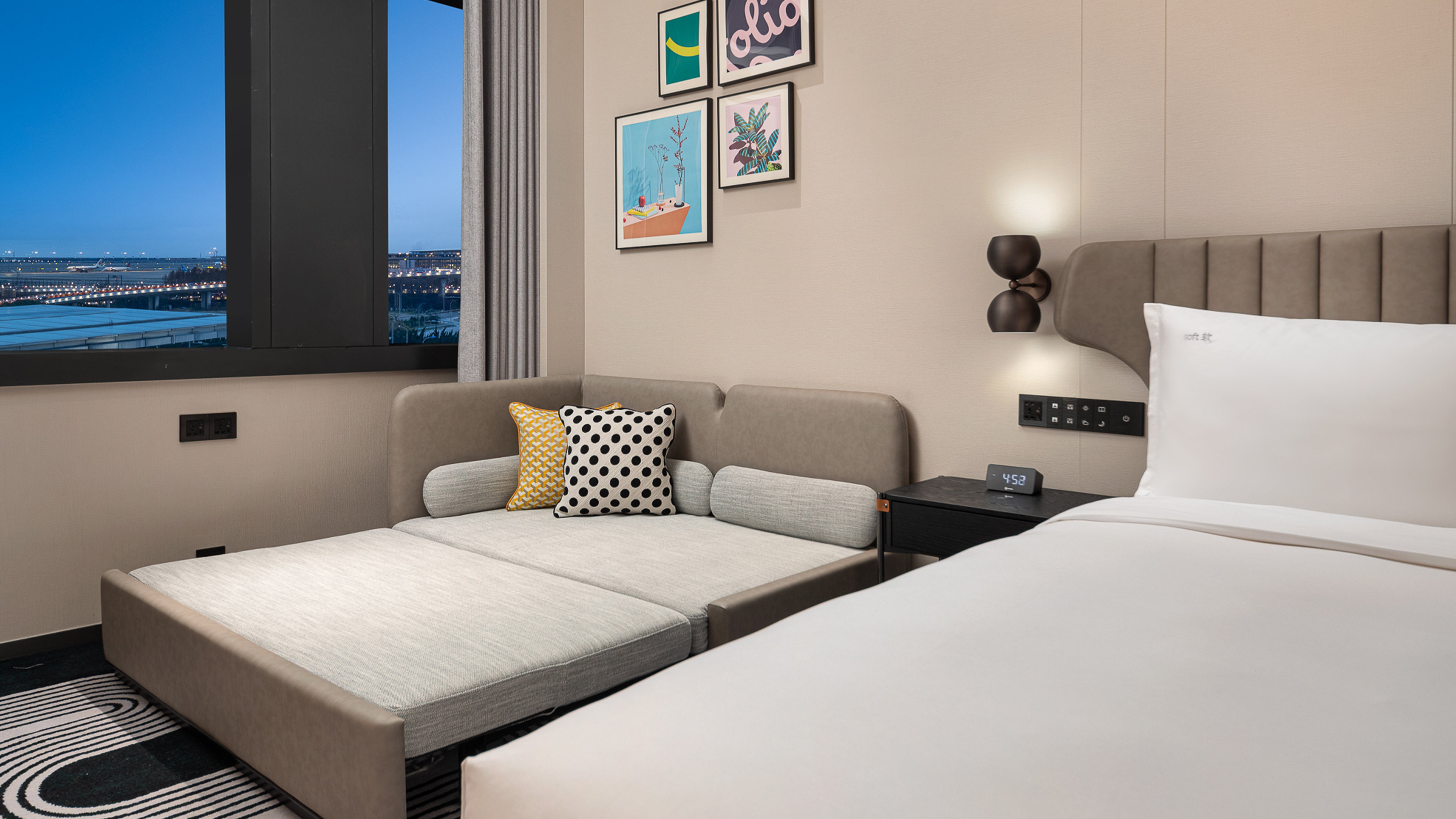 Standard, King Bed, Airport View