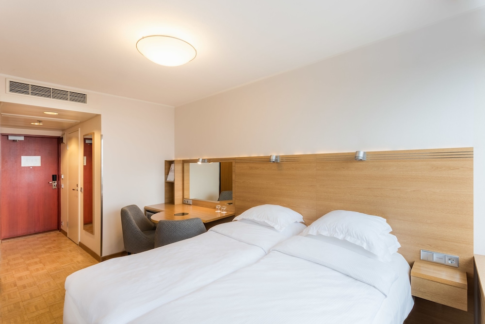 STANDARD, QUEEN BED