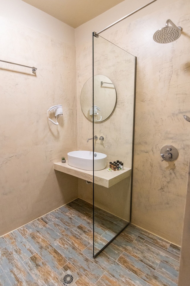 GRAND NEFELI HOTEL 24/50