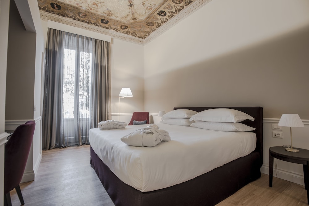 DELUXE, KING BED, GARDEN VIEW
