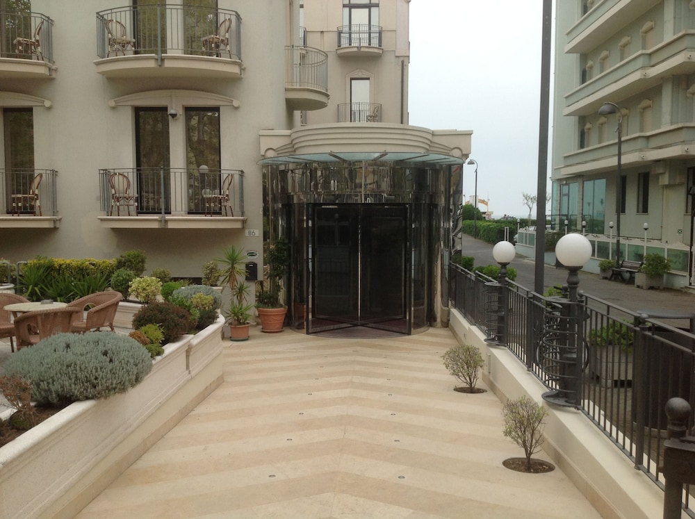 Hotel Ambassador 8/48
