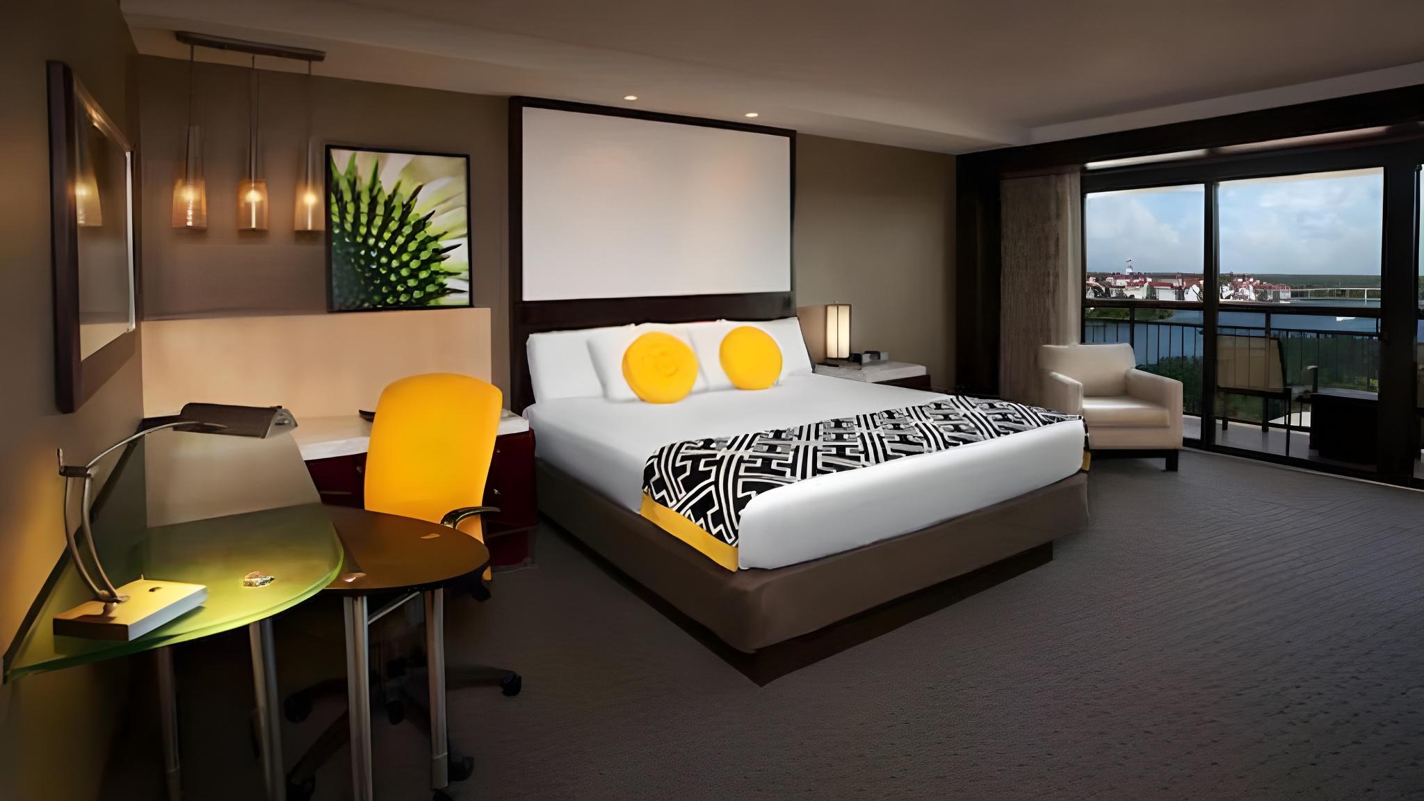 Atrium, Theme Park View, Club Floor