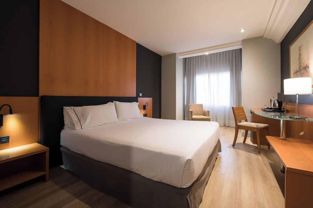 ROOM, DOUBLE BED