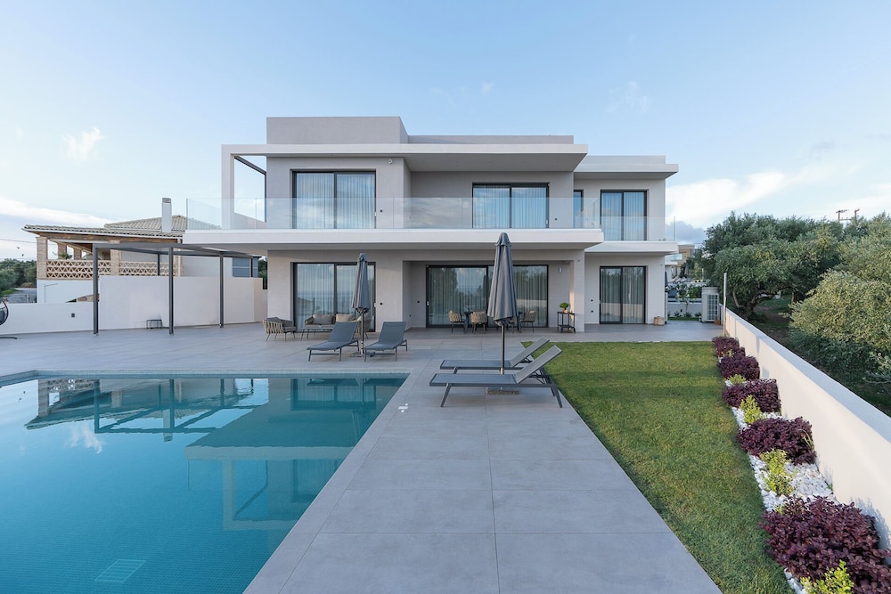 Kymothoe Elite Suites 2/97