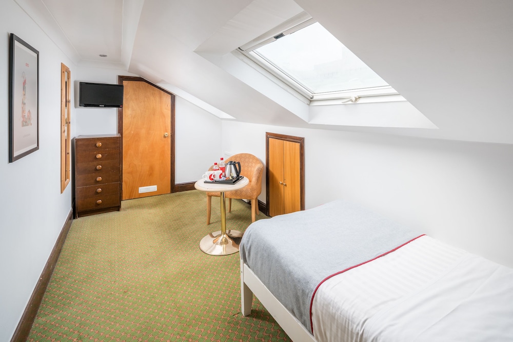 Abbey Hotel, London Shepherds Bush Market 15/36