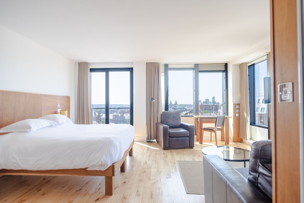 SUITE, CORNER