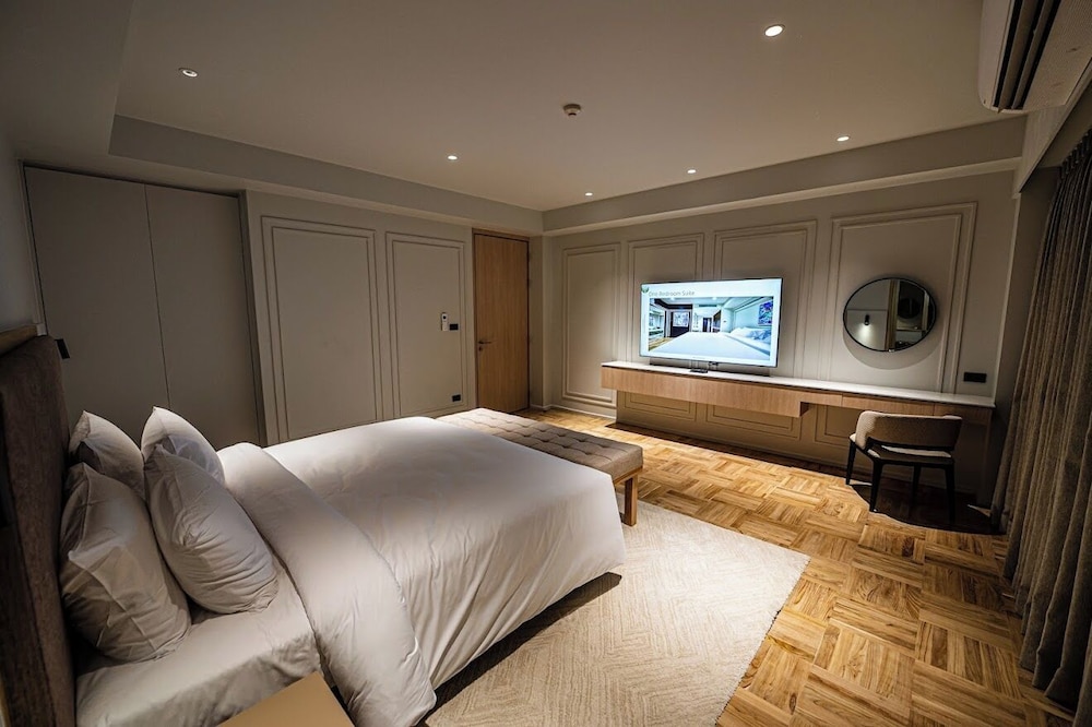 Floral Court Hotel and Residence 22/58