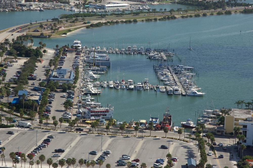 Express Inn & Suites - 5 Miles from St Petersburg Clearwater Airport 41/43