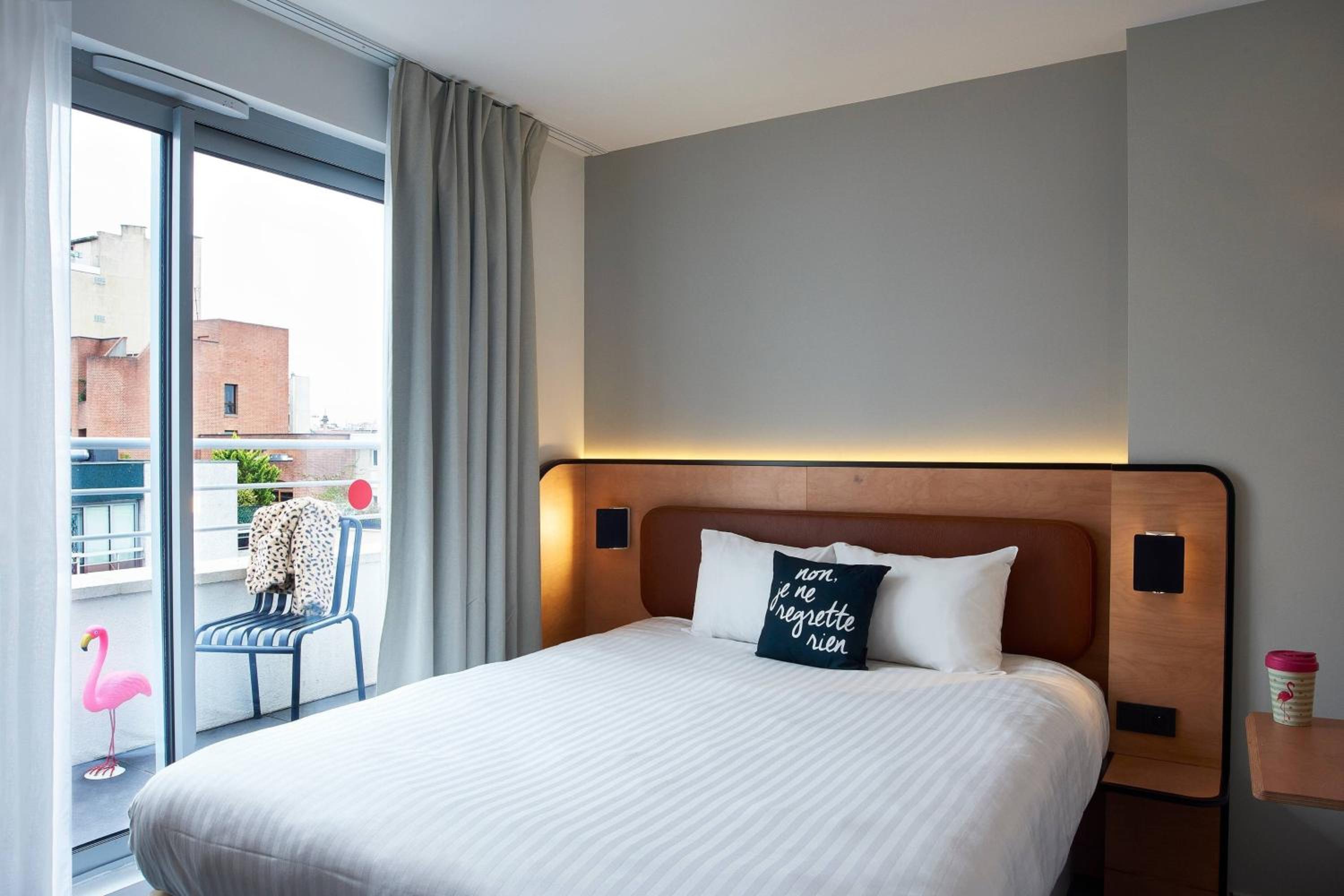 Moxy Sleeper, Balcony or Terrace