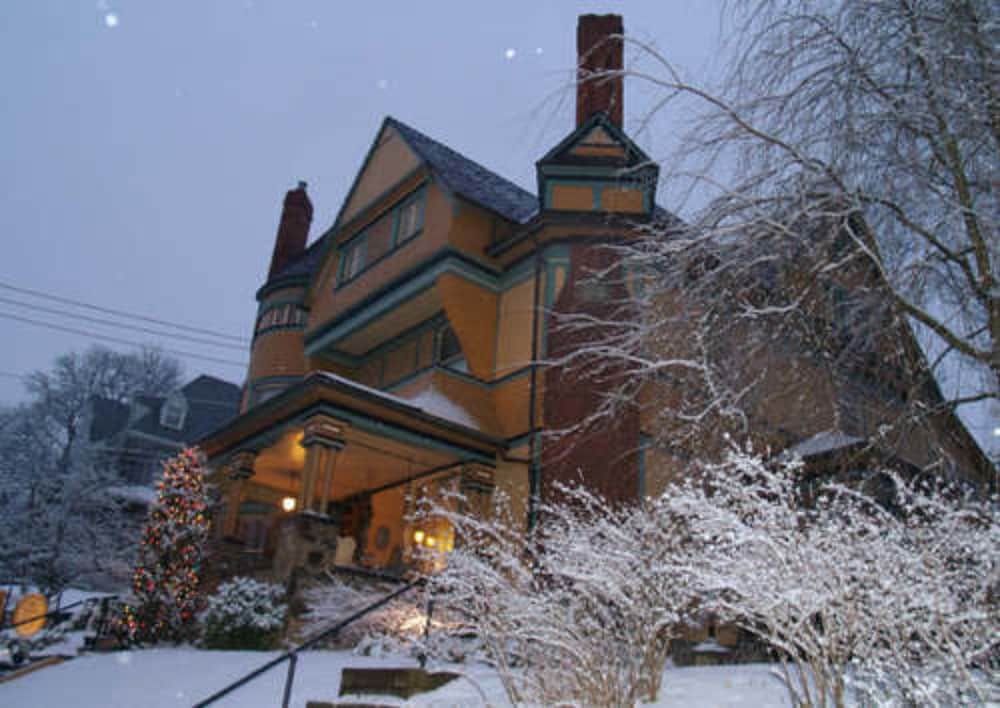 The Queen, A Victorian Bed and Breakfast 8/74