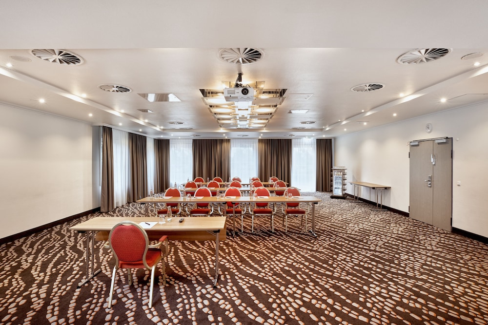 Sunday Hotel Frankfurt Airport 33/35