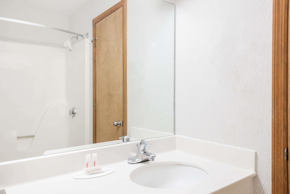 غرفة قياسية بسرير كوين، Howard Johnson by Wyndham Lenox 5/6
