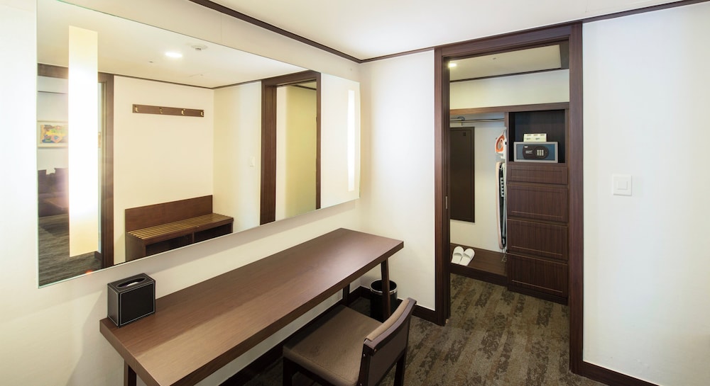 Suite, Twin Beds, Slope View