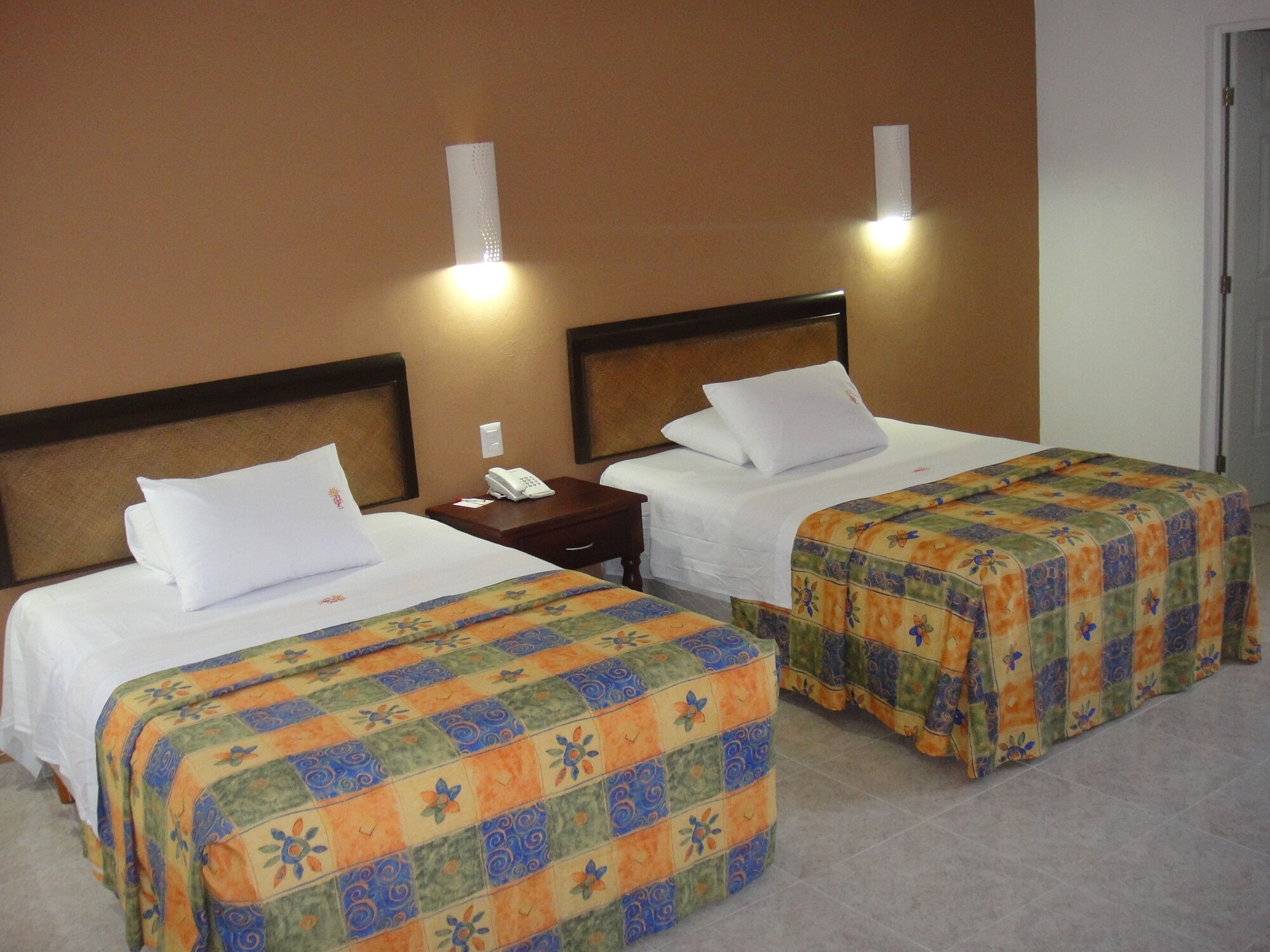 ROOM, 2 DOUBLE BEDS