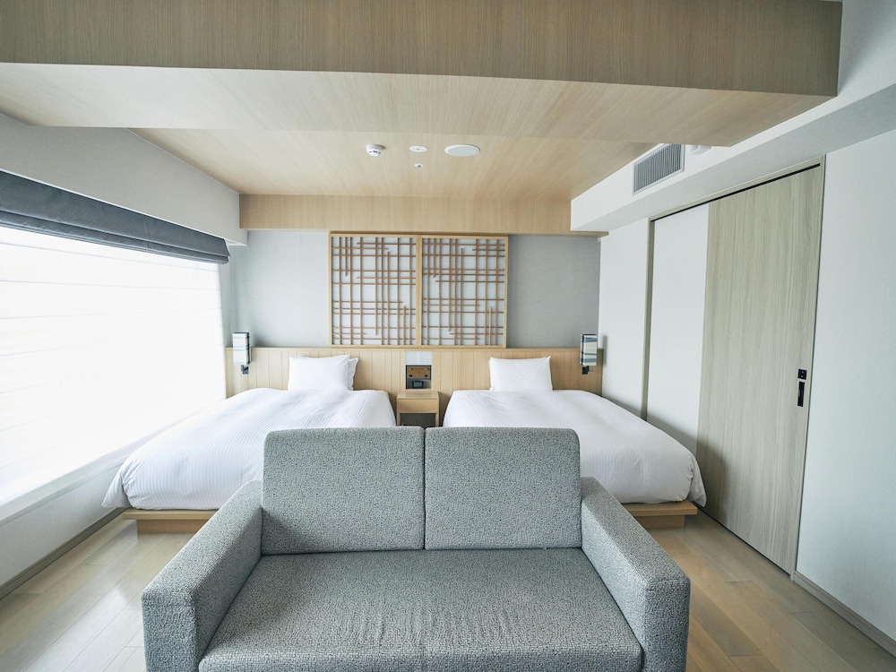 GRAND, TWIN BEDS