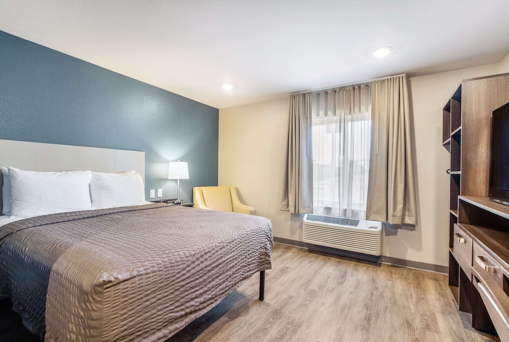WoodSpring Suites Colton 10/40