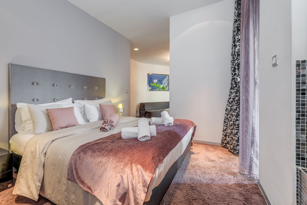 DELUXE, DOUBLE BED, JETTED TUB, BALCONY