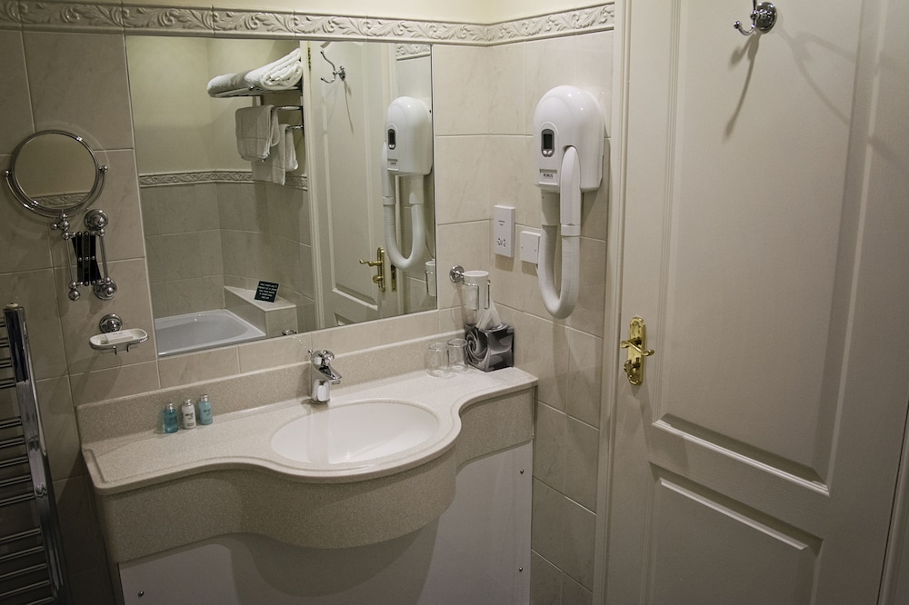 The Waveney House Hotel 56/58