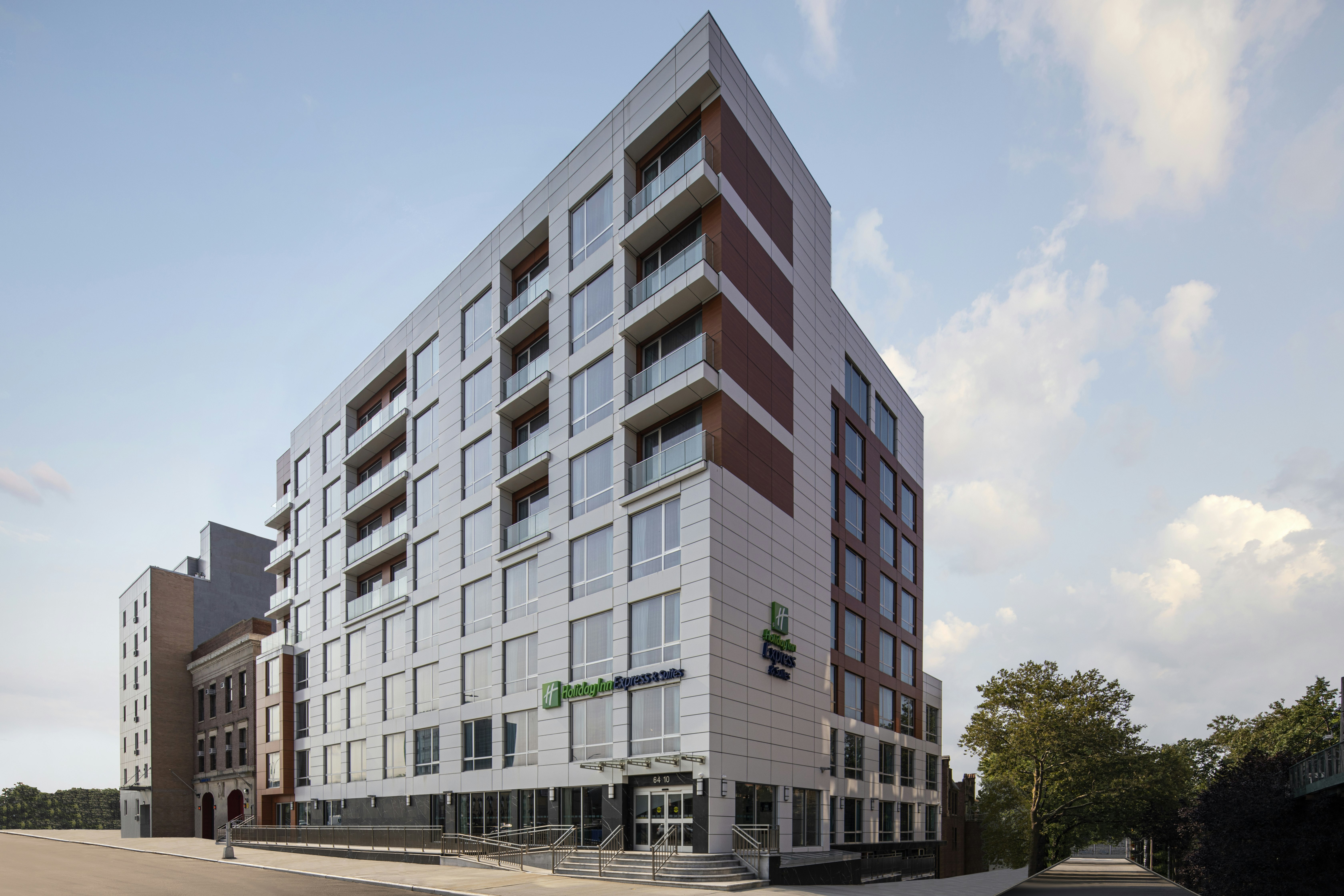 Holiday Inn Express & Suites Woodside LaGuardia Airport in NEW YORK - NY