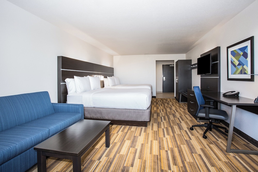 جناح بسريرين كوين مع أريكة بمنطقة جلوس، HOLIDAY INN EXPRESS & SUITES RAPID CITY - RUSHMORE SOUTH 4/8