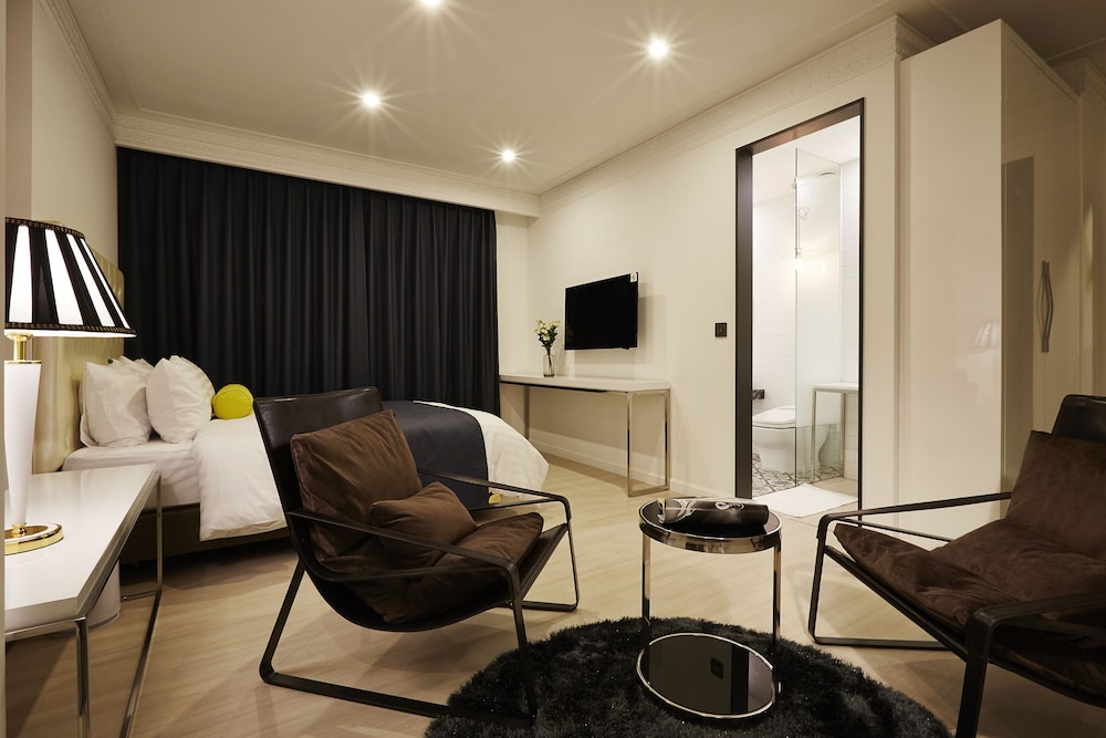 URBAN ISLAND HOTEL 26/28