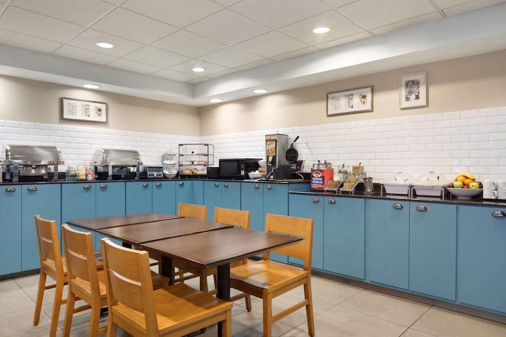 Country Inn & Suites by Radisson, Camp Springs (Andrews Air Force Base), MD 25/26