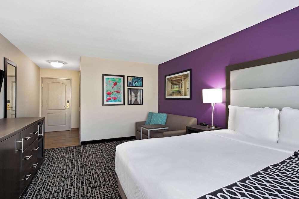 APARTMENT, MULTIPLE BEDS