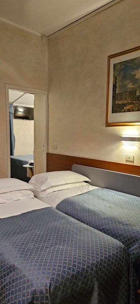غرفة رباعية بسرير كينج وسريرين منفصلين، Hotel Julia 7/9