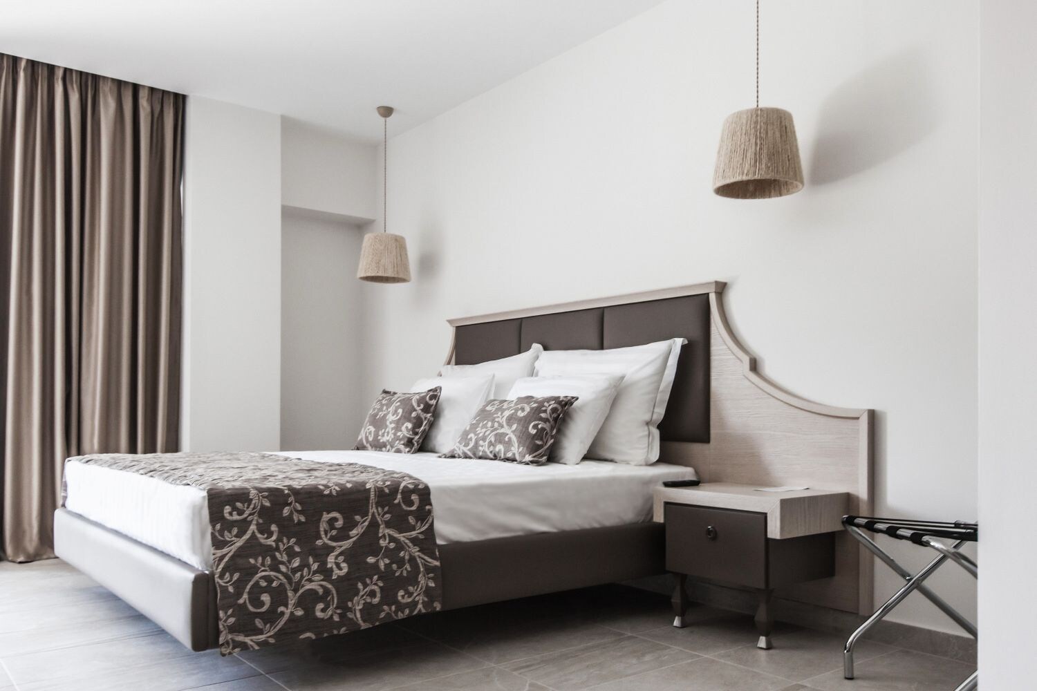 ROOM, SINGLE