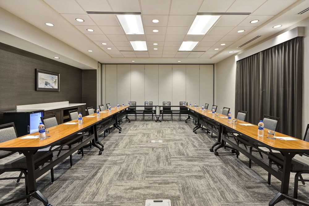 Hyatt Place Fresno 24/28