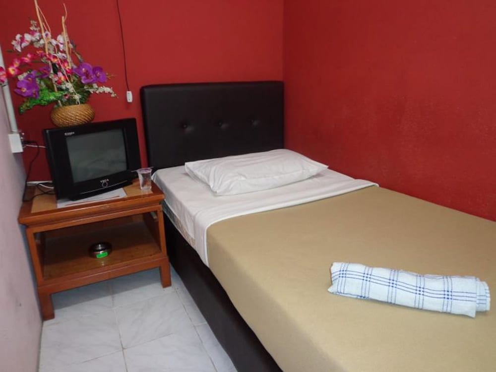 STANDARD, SINGLE, SHARED BATHROOM