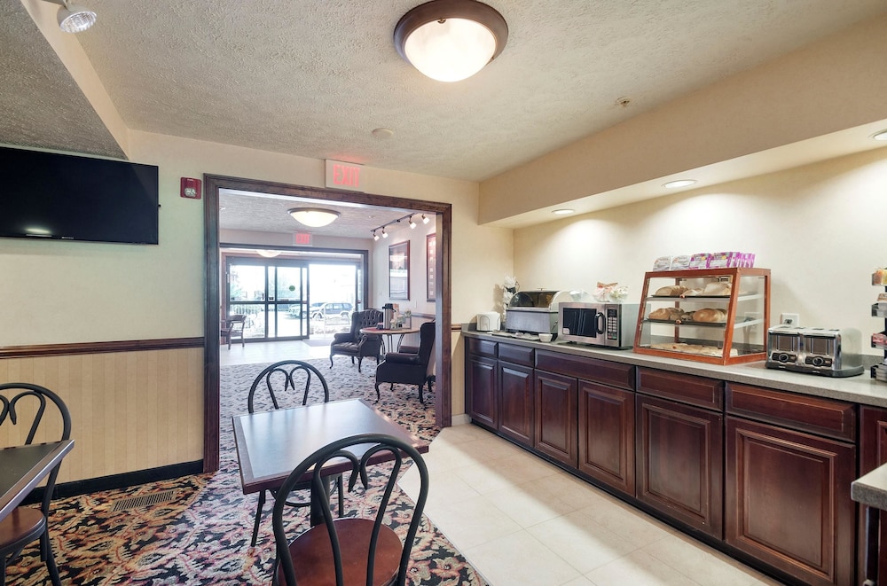 Rodeway Inn and Suites Charles Town WV 36/45