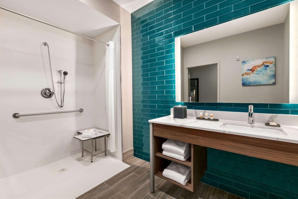 La Quinta Inn and Suites by Wyndham College Station North 32/32