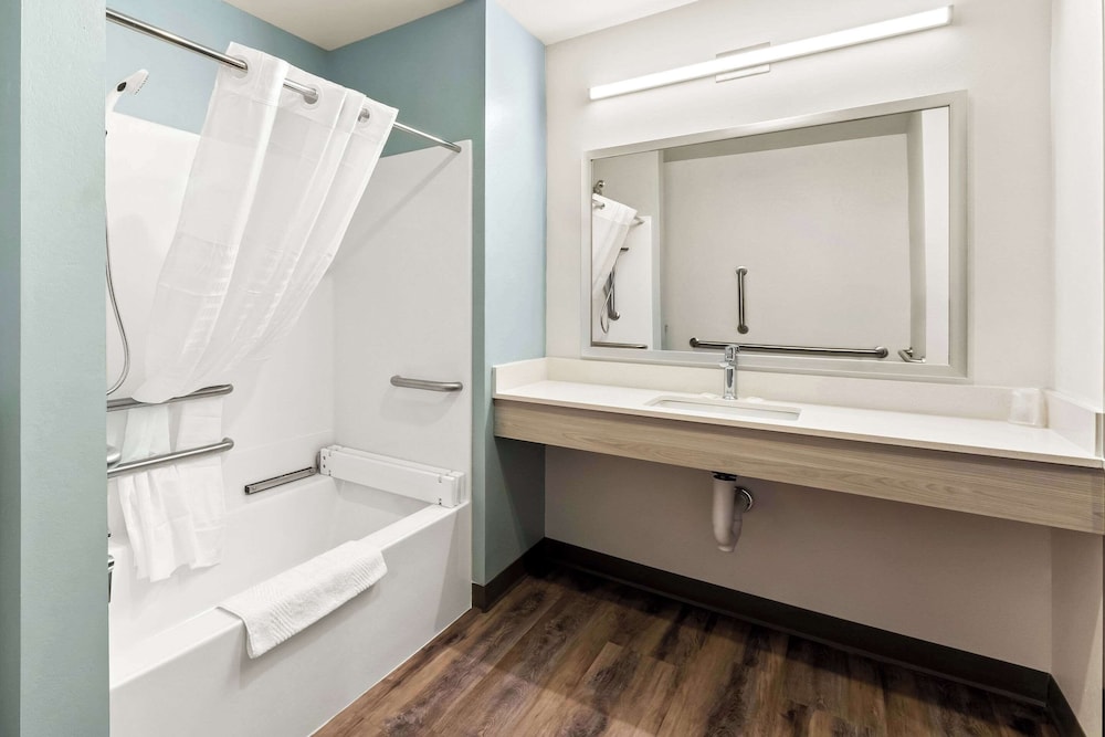 غرفة بسرير كينج مع أريكة لذوي الإعاقة، WoodSpring Suites Easton Nazareth 3/3