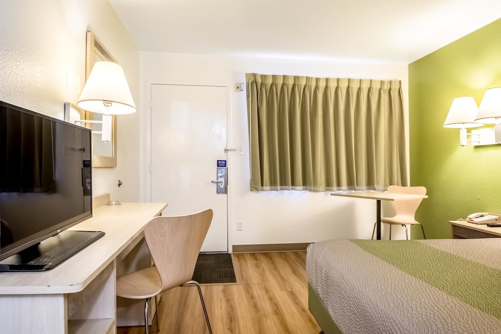 Motel6 Pueblo, CO - I-25 24/52
