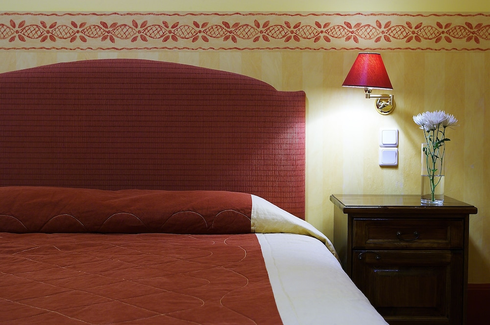 Country Club Hotel & Suites 17/75