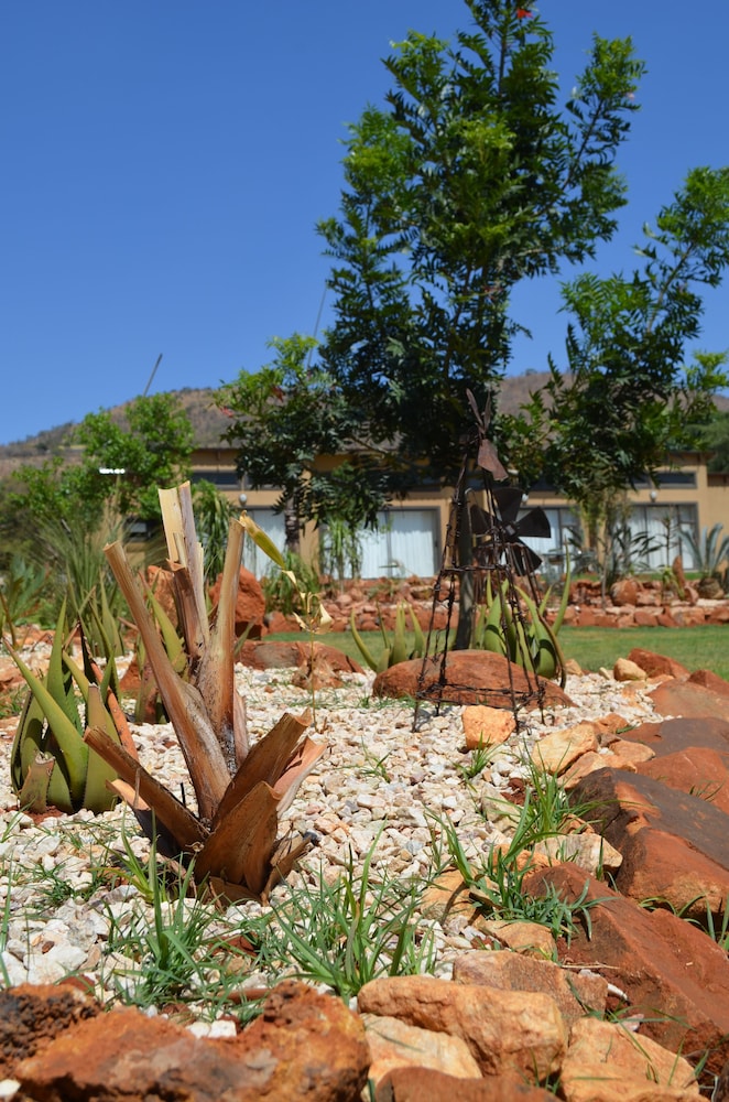 Manor Hills Guest Lodge 26/40