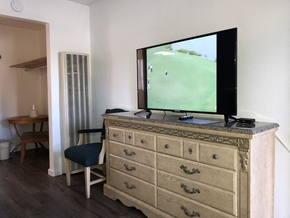Cedar Inn & Suites 4/64