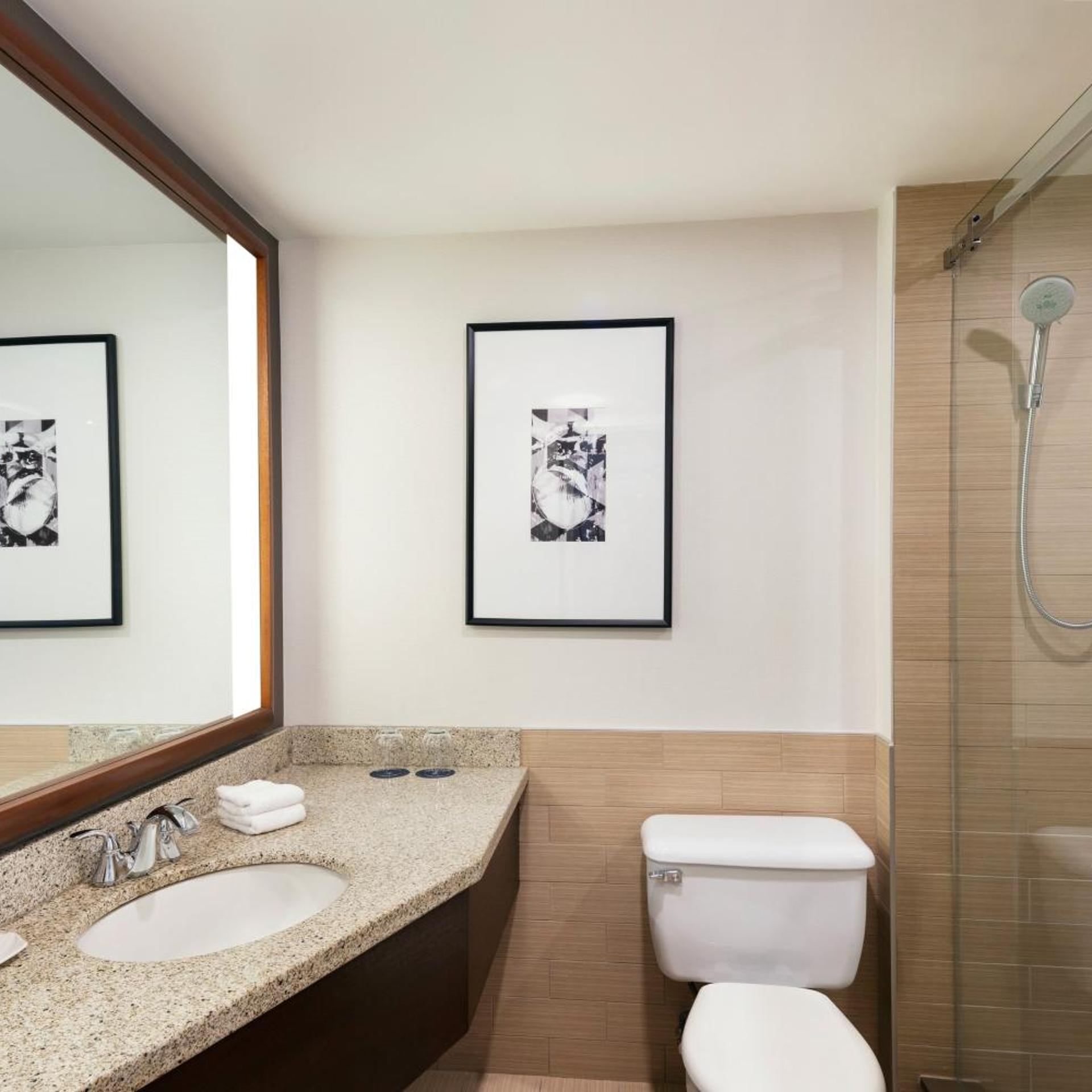 غرفة بسرير كينج وسريرين كوين، SHERATON VANCOUVER AIRPORT HOTEL 4/4
