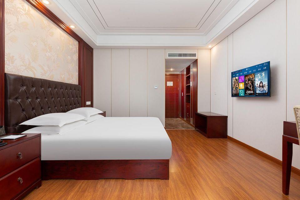 ROOM, DOUBLE BED